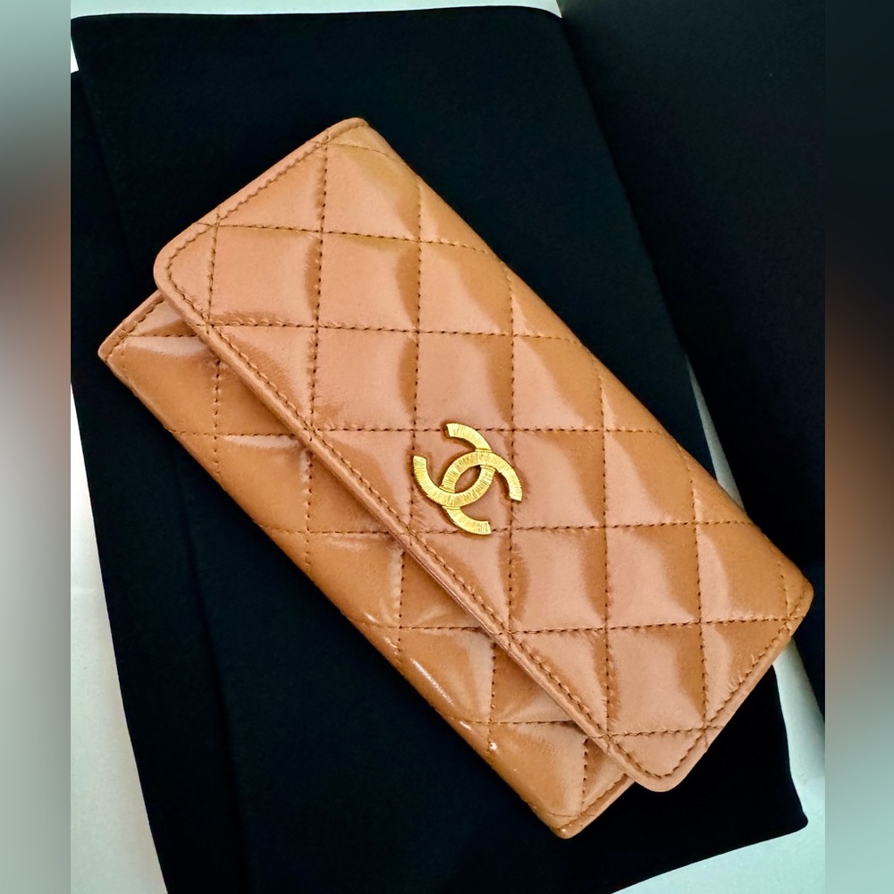 Chanel *NEW* Limited Edition Medium Brown/Tan Quilted Leather Wallet